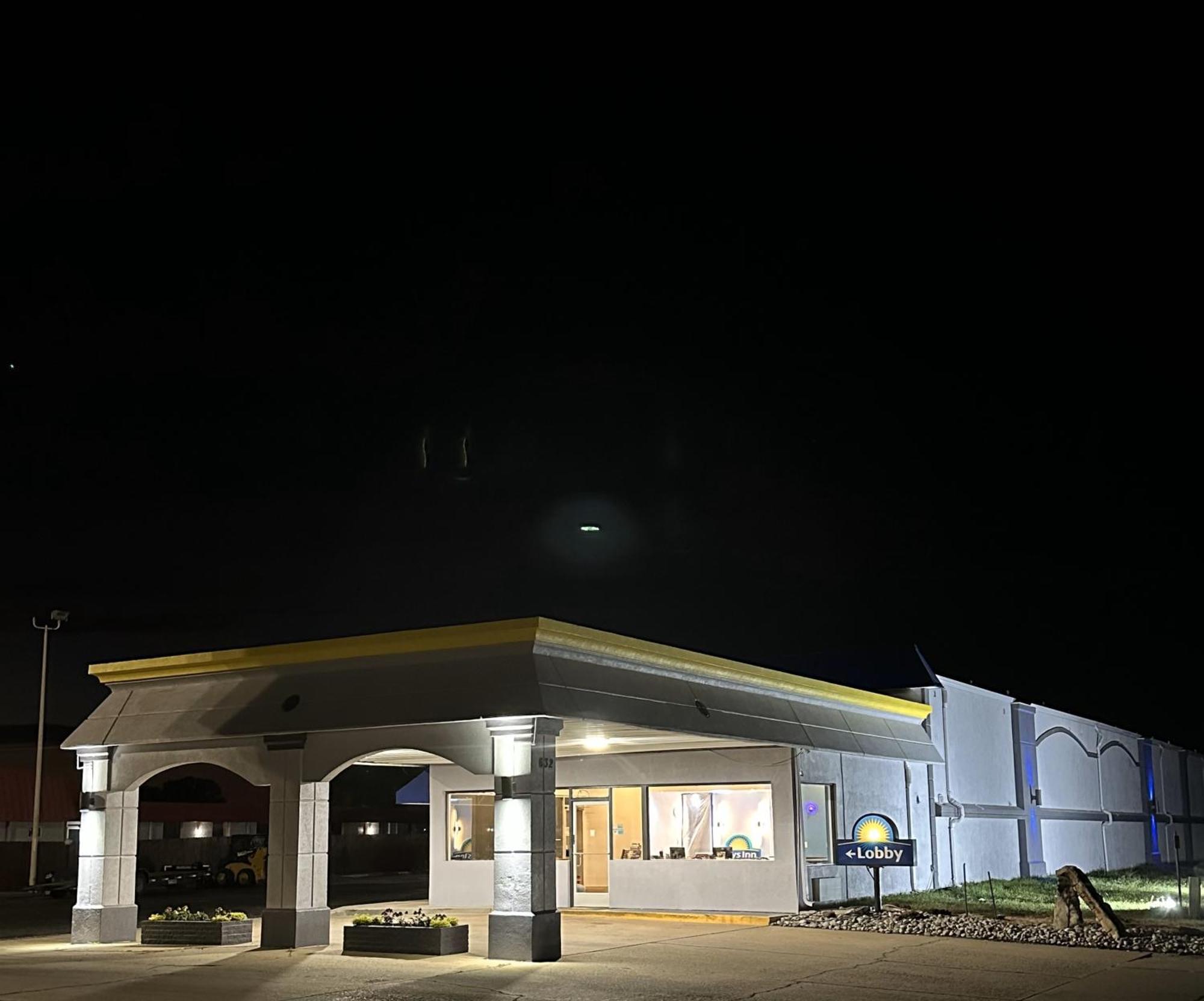 Days Inn By Wyndham Salina South Exterior foto